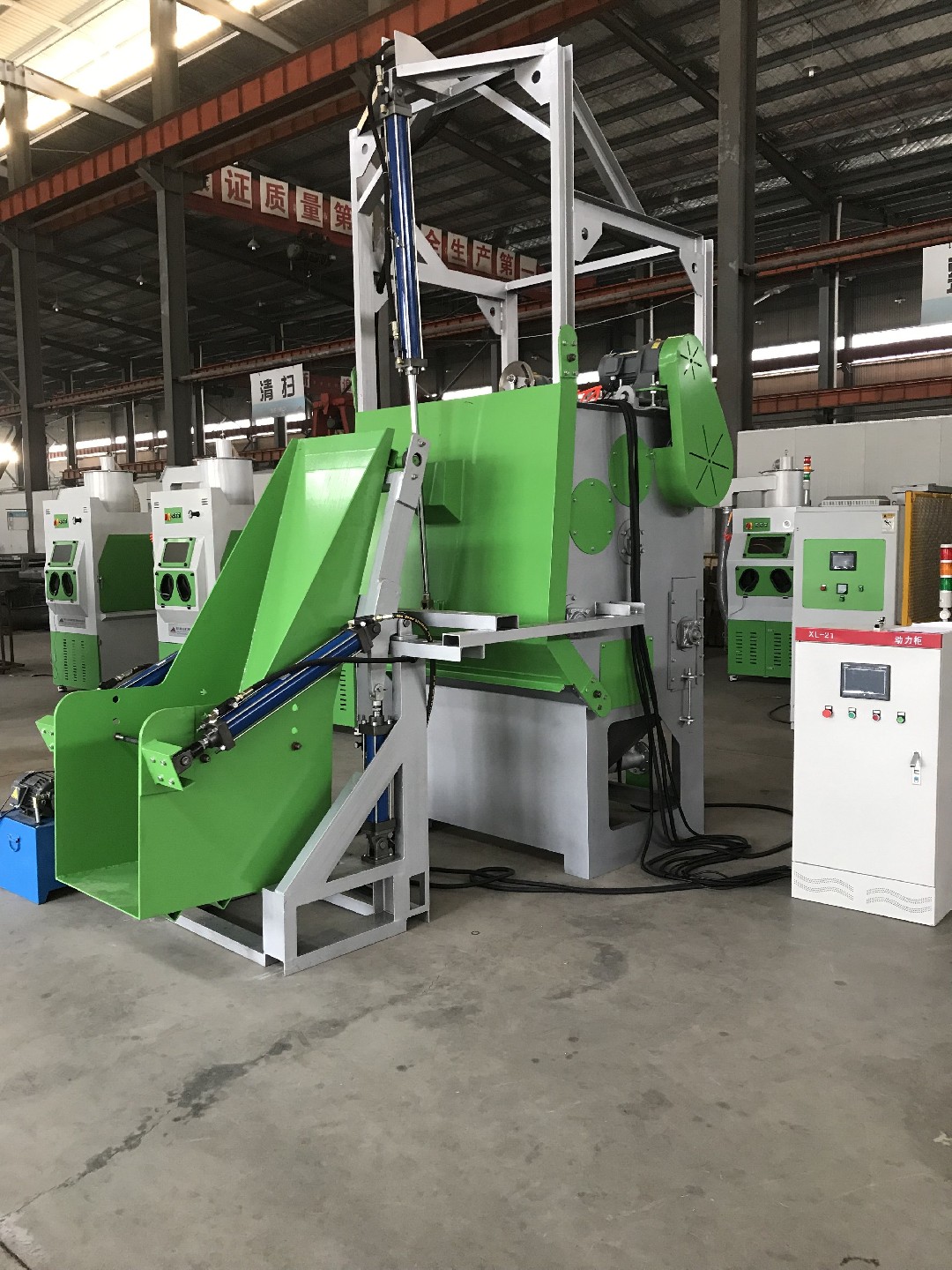TB-SF300KG-6A自動上下料履帶式自動噴砂機，履帶液體自動噴砂機，自動液體噴砂機-此設(shè)備是針對（小零件類）工件而設(shè)計制作的專用噴砂機設(shè)備。原理是以壓縮空氣作為加速動力，通過輸送氣管進···